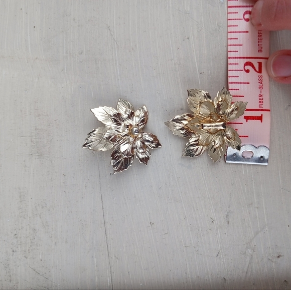 Sarah Coventry "Golden Maple " Foliage Style Gold tone Clip On Earrings - Picture 6 of 6
